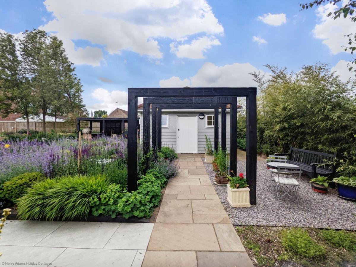 Little Maplewood, Tangmere Esterno foto